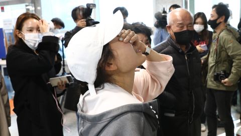 Familiares de personas desaparecidas lloran en un centro de servicio comunitario el 30 de octubre en Seúl, Corea del Sur. 