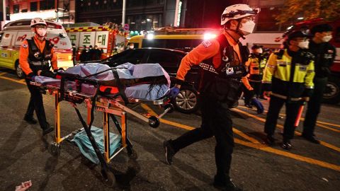 El cuerpo de una víctima es transportado en camilla en Itaewon, Seúl, Corea del Sur, el 30 de octubre.
