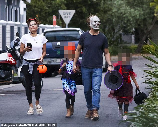 El actor Crazy Stupid Love, de 41 años, entró en el espíritu poniéndose una máscara de monstruo mientras él y Eva, de 48, paseaban por un suburbio de playa con sus hijos.
