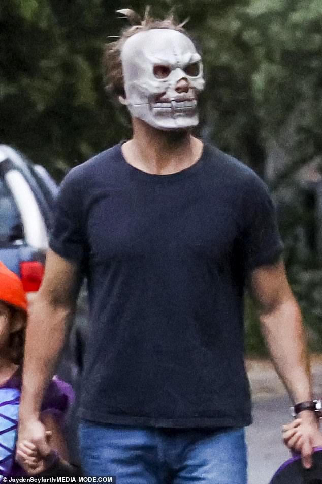 Estaba escondiendo su famoso rostro detrás de una máscara de monstruo gris.