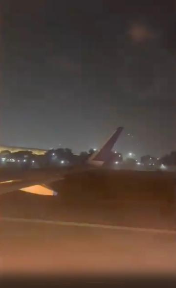 El avión despega del aeropuerto de Delhi antes de incendiarse.