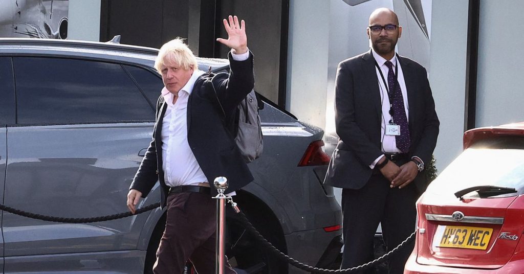 Boris Johnson regresa a Gran Bretaña para intentar un rápido regreso político