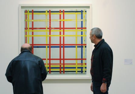 Dos hombres inspeccionan la primera pintura de la ciudad de Nueva York de Piet Mondrian que se muestra en la exposición Piet Mondrian - Fom Abild Zoom Bild en el Museo Ludwig de Colonia, Alemania, en 2007.