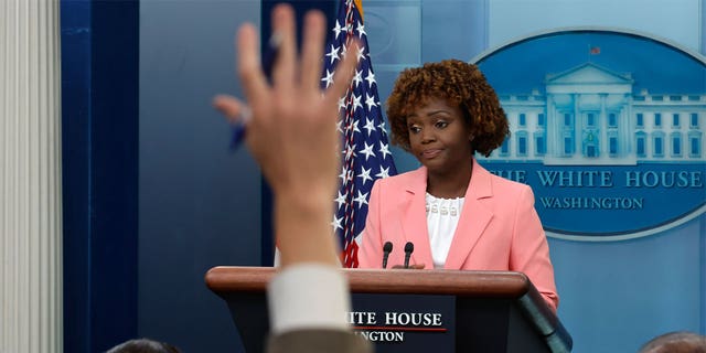 La secretaria de prensa de la Casa Blanca, Karen Jean-Pierre, habla con los reporteros durante la sesión informativa diaria en la Sala de conferencias de prensa Brady de la Casa Blanca el 28 de septiembre de 2022 en Washington, DC.