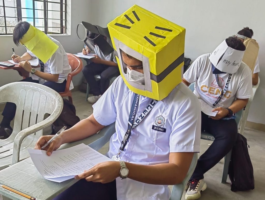 Hay fotos de estudiantes filipinos con sombreros anti-trampa