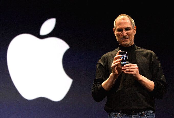 Steve Jobs, que se muestra aquí presentando el iPhone en 2007, murió hoy hace 11 años; hoy es el 11.º aniversario de la muerte de Steve Jobs.