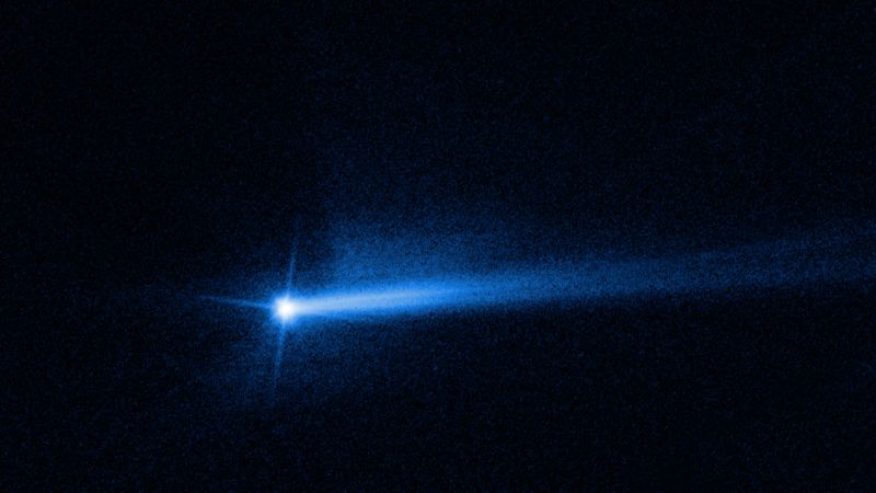 Hubble muestra una vista de una doble cola creada por la misión de impacto de asteroides