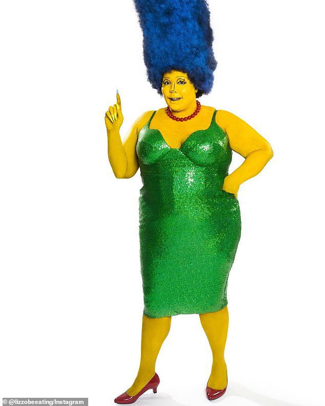 ¡Fabuloso!  Lizzo debutó con su segundo look de Halloween de la semana el sábado, vestida como Marge Simpson de la comedia animada Los Simpson.