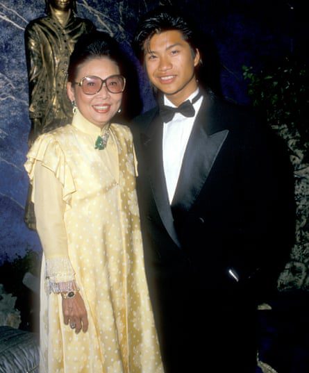 Sylvia Wu y el actor Dustin Nguyen asisten al Instituto de Investigación del Cáncer de California en la Gala Epicúrea de 1988
