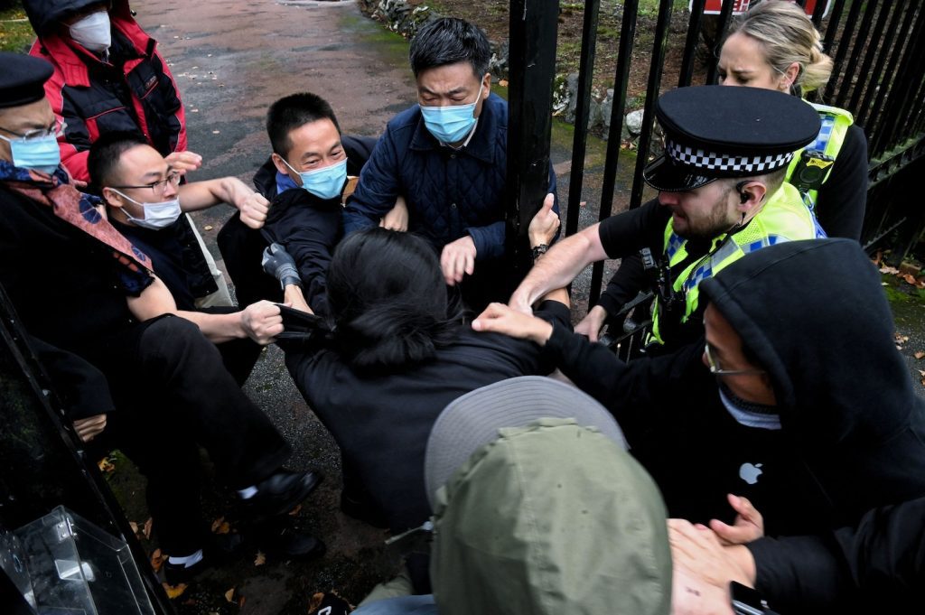 Personal del consulado chino en Manchester ataca a un manifestante pro-Hong Kong