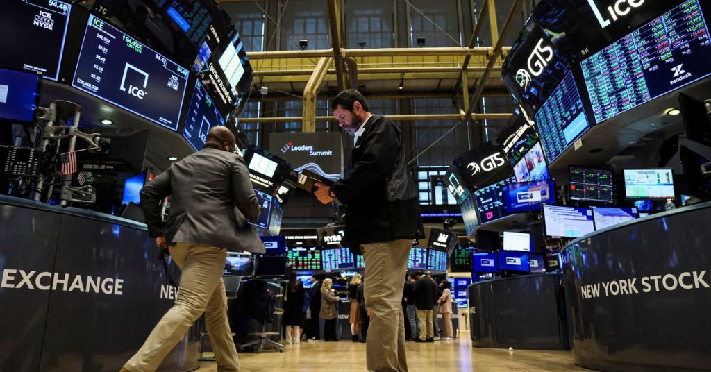 Wall Street cae por cuarto día consecutivo por preocupaciones sobre subida de tipos de la Fed