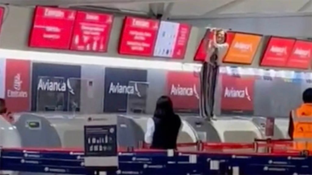 Berrinche de un viajero: En un video se muestra a una mujer atacando a un agente de facturación de una aerolínea en el Aeropuerto de la Ciudad de México