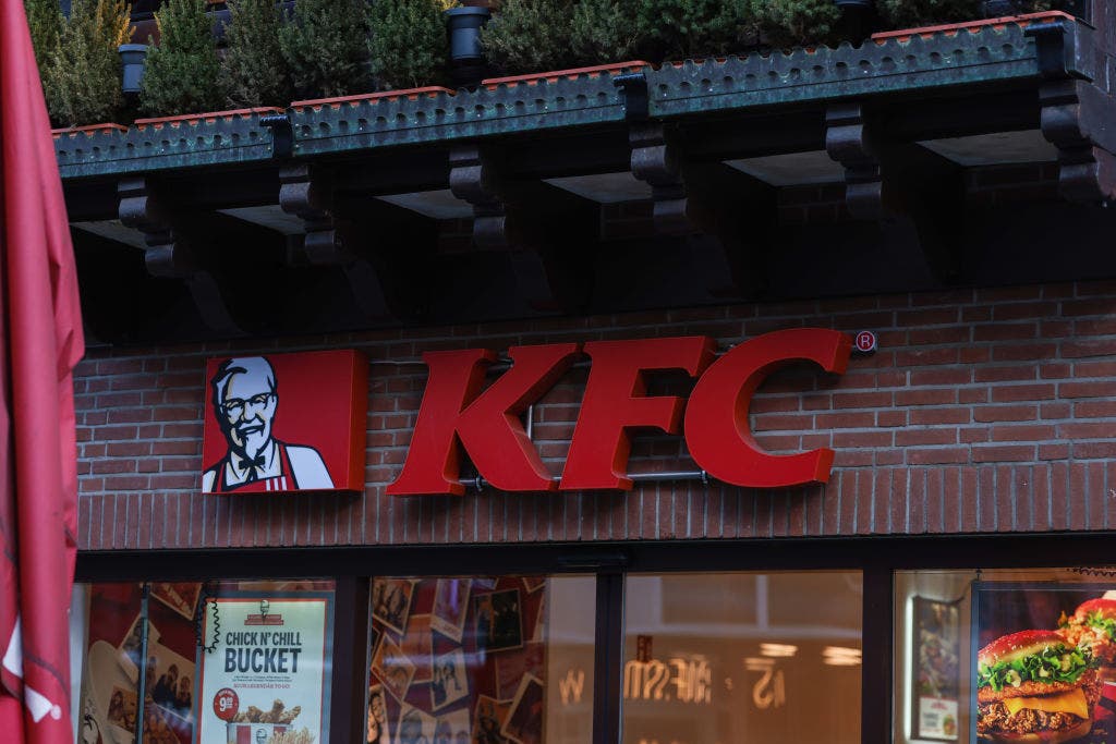 Pollo de cristal: KFC Alemania se disculpa por la promoción 'inaceptable' relacionada con el memorial de la masacre