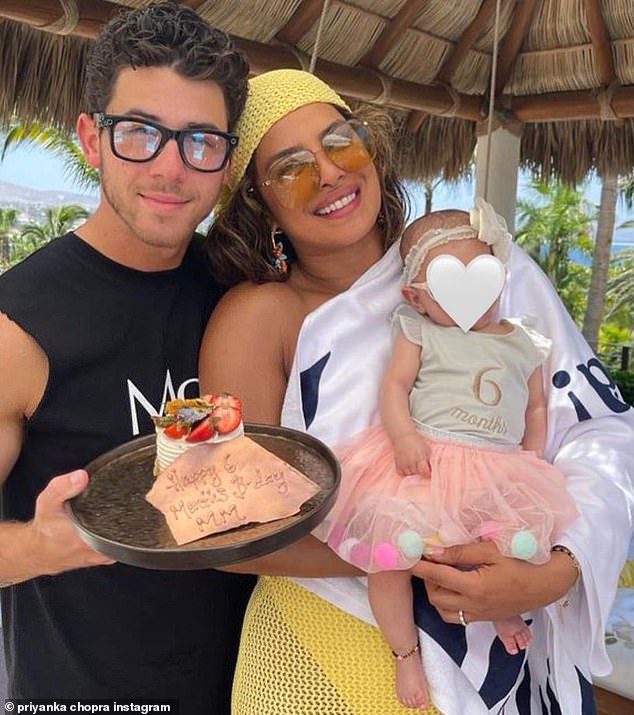 Nueva incorporación: Priyanka compartió una foto en julio en Instagram de ella y Nick celebrando el cumpleaños de seis meses de Malty.