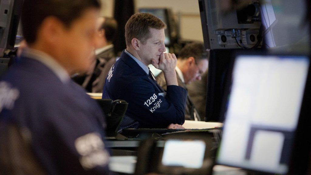 El Dow abrió 300 puntos a la baja debido a que el aumento de los rendimientos avivó los temores de recesión