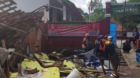 Trabajadores inspeccionan una escuela dañada por un terremoto en Cianjur, Java Occidental.