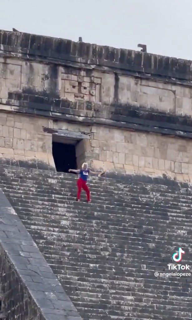Villalobos enfureció al ignorar la prohibición a los visitantes de subir a la pirámide maya y bailar en las escaleras. 