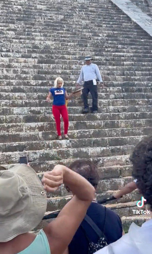La mujer no identificada fue recibida por funcionarios de la Autoridad de Antigüedades de México y espectadores enojados.
