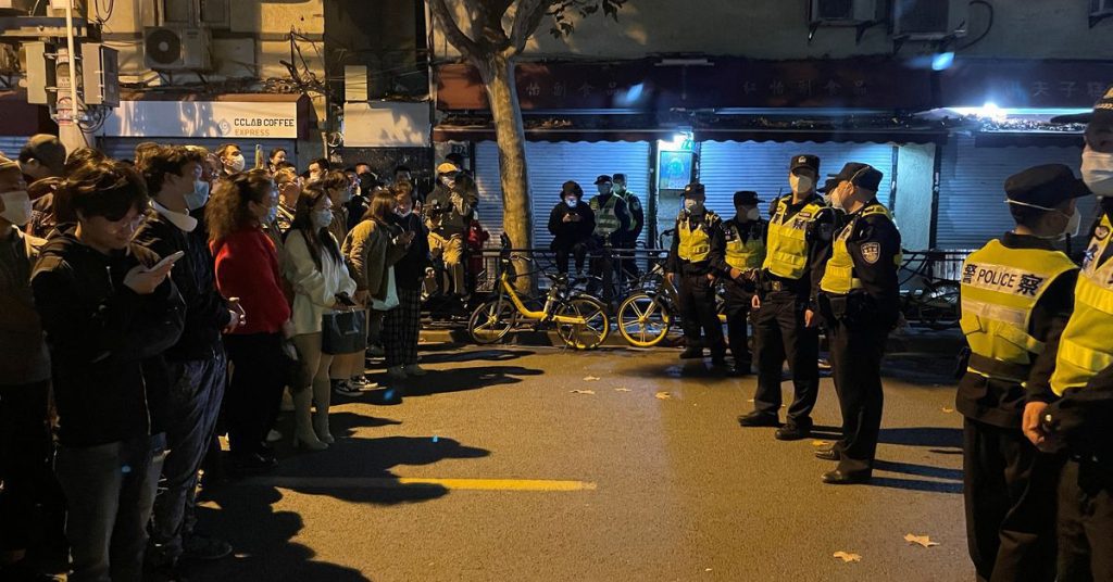 Los manifestantes y la policía de Shanghái se agolpan mientras aumenta la ira por las restricciones de China sobre la propagación del coronavirus.