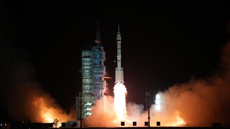China lanza 3 astronautas a una nueva estación espacial
