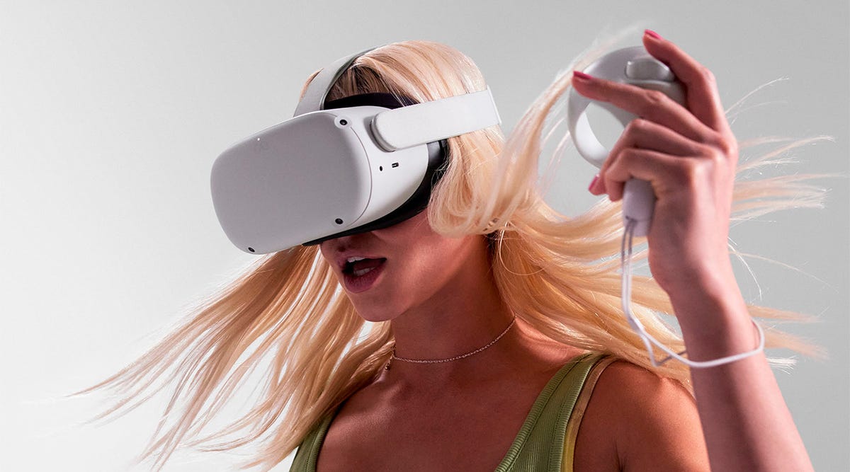 Primer plano de una joven rubia con un auricular Meta Quest 2 VR