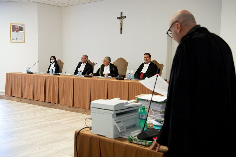 El tribunal del Vaticano escucha la llamada telefónica grabada en secreto de un cardenal al Papa
