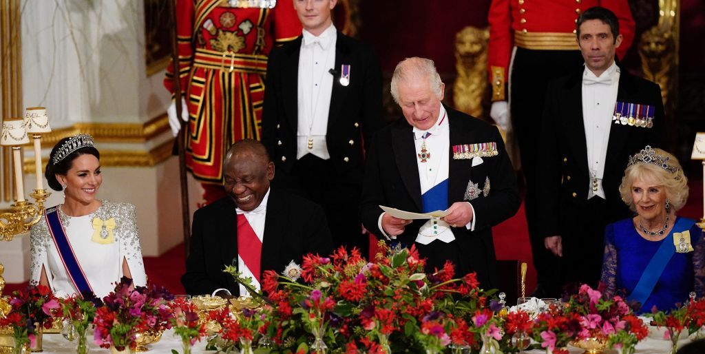 La Familia Real organiza el primer banquete de estado en el reinado del Rey Carlos de Sudáfrica.  Ver fotos aquí.