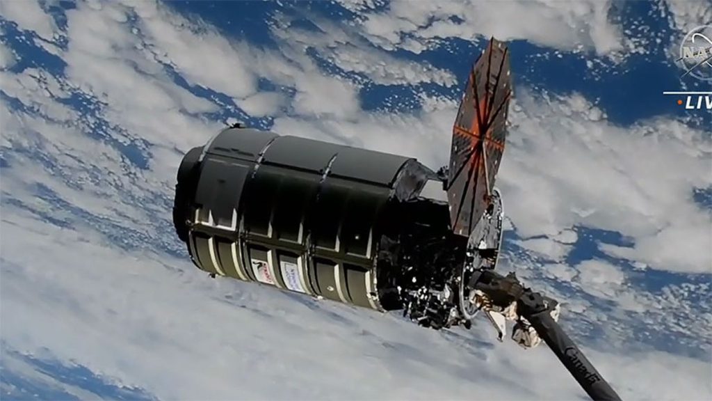 La nave de carga Cygnus llega a la estación espacial con un solo panel solar en funcionamiento