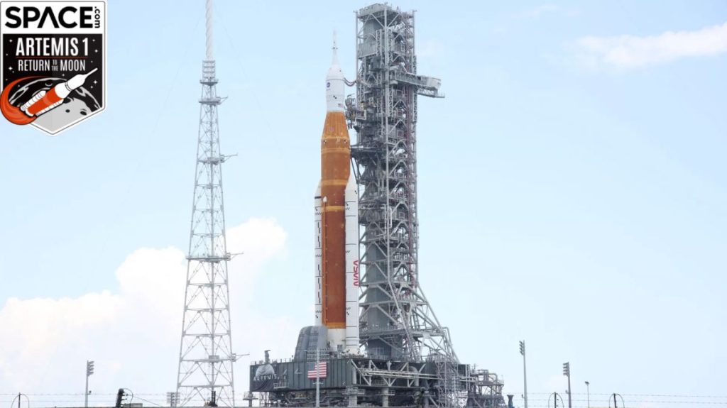 Mire un cohete Roll Artemis 1 de la NASA en la plataforma de lanzamiento el viernes temprano