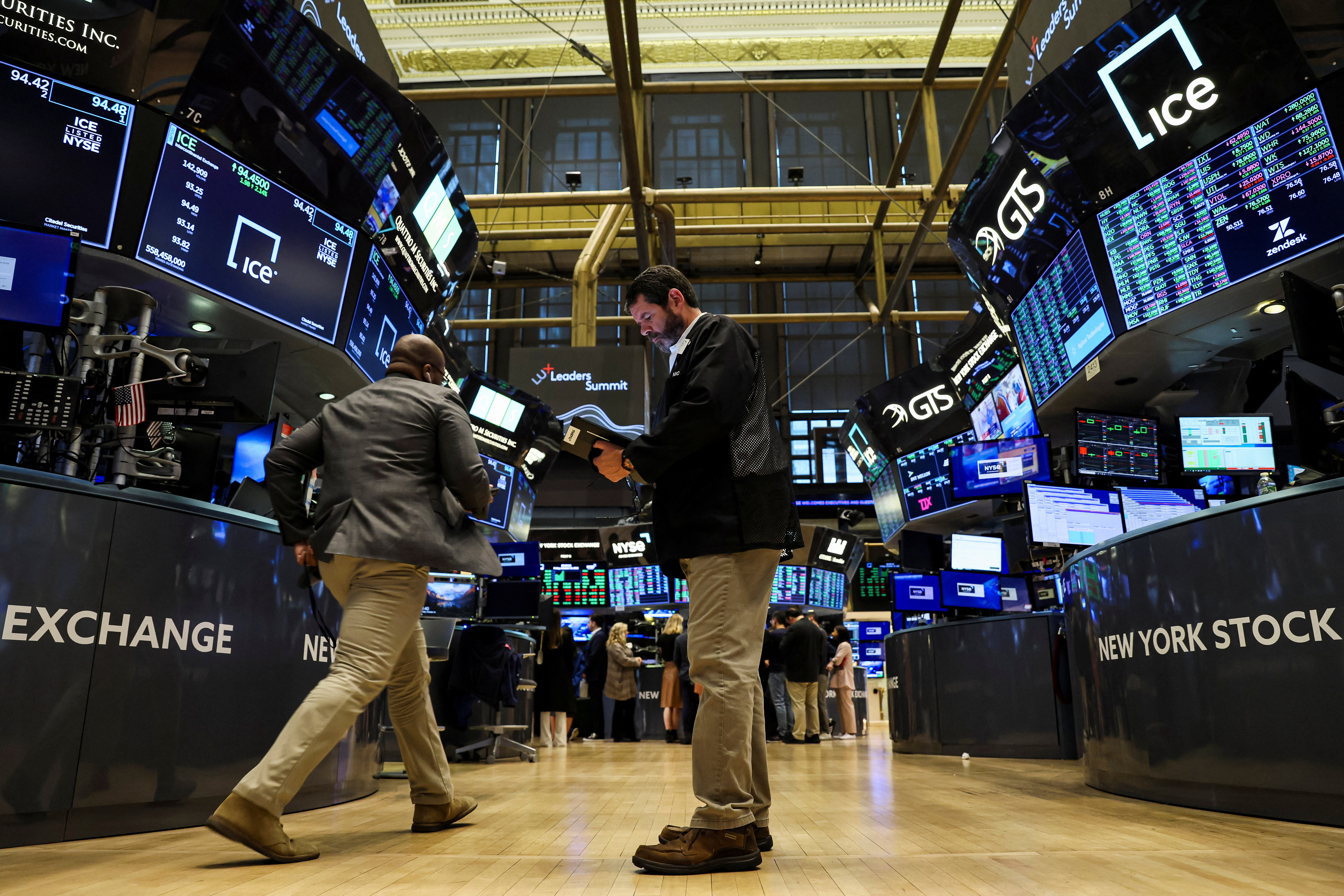 Los comerciantes trabajan en el piso de la Bolsa de Valores de Nueva York en Nueva York