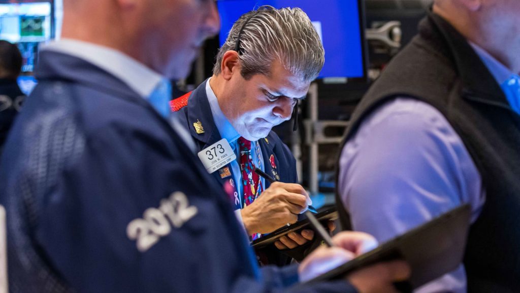 Las acciones están cayendo después del informe de empleo más de lo esperado para noviembre, en el que el Dow cayó 200 puntos.