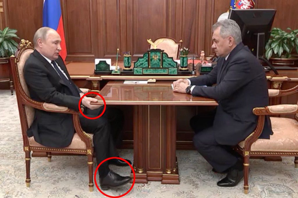 Putin agarra misteriosamente el escritorio durante una reunión. 