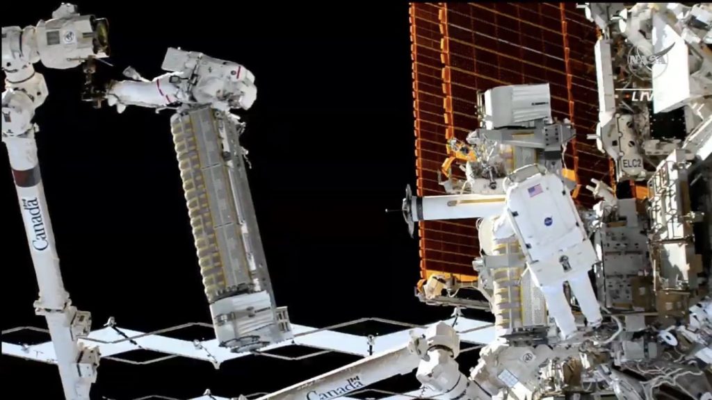 Los astronautas instalan una nueva matriz solar fuera de la Estación Espacial Internacional - Spaceflight Now