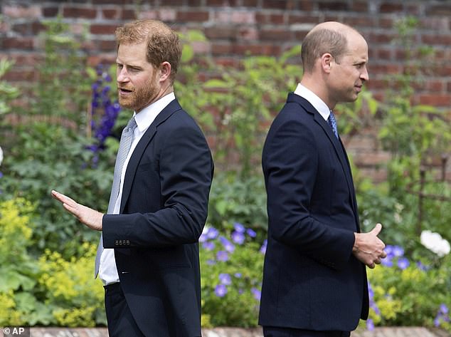 La ruptura: Harry y William durante la inauguración de una estatua de su madre, la princesa Diana, en el Palacio de Kensington el año pasado