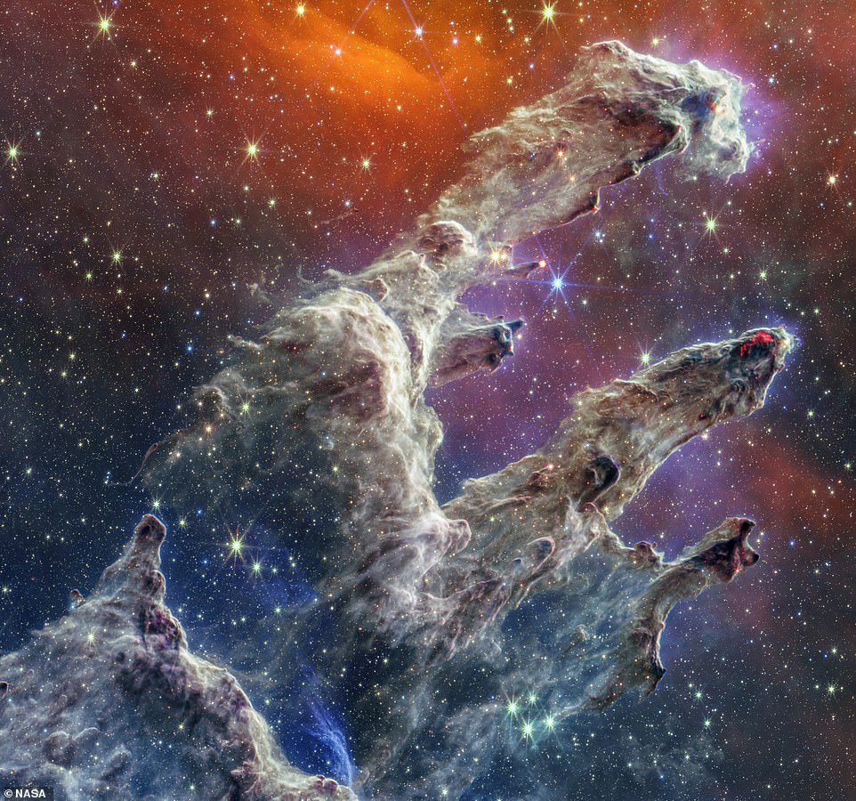 Hermoso: Hace casi 30 años, los Pilares de la Creación asombraron al mundo de la astronomía cuando fueron capturados por el famoso Telescopio Espacial Hubble de la NASA.  Ahora, una nueva generación puede disfrutar de una nueva vista del inquietante espectáculo después de que el telescopio espacial James Webb de la agencia espacial de EE. UU. de $ 10 mil millones (£ 7.4 mil millones) captó imágenes de los mismos zarcillos de gas y polvo con forma de dedos (en la foto)