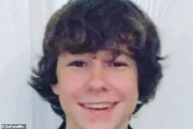 Harry Kenny-Ryan (en la foto), de 13 años, murió ayer en el hospital después de ser atropellado por un automóvil cerca de Liverpool.