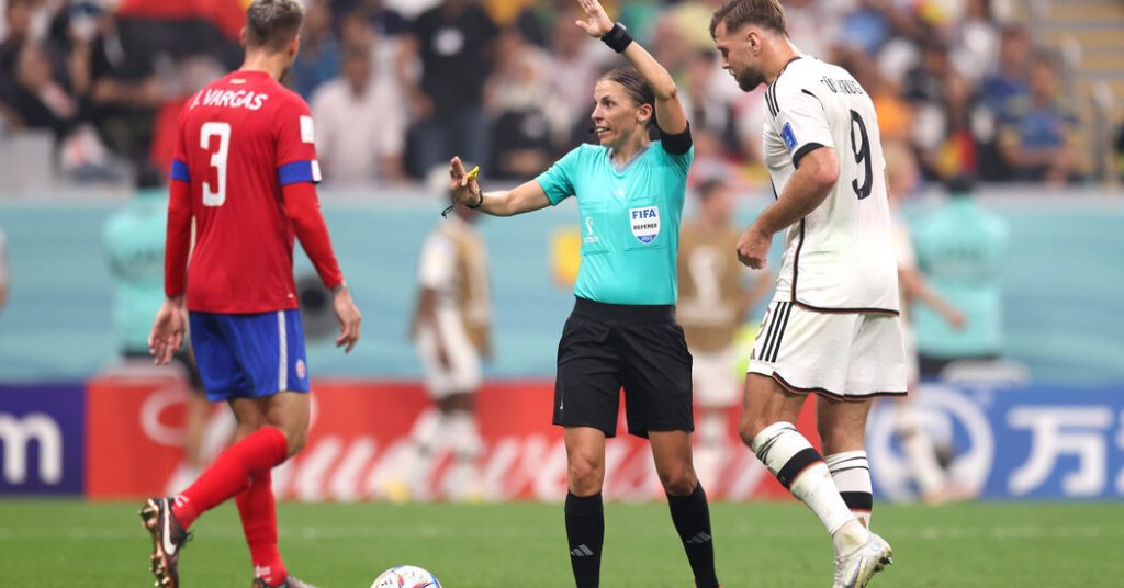 La árbitro Stephanie Frappart lidera el primer equipo femenino en la Copa del Mundo