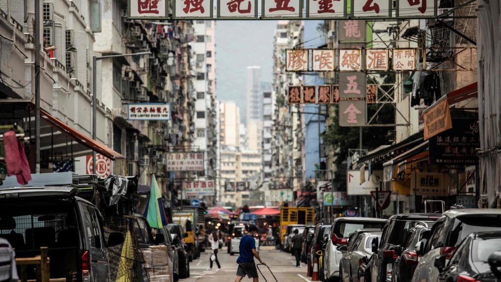 Las acciones de Hong Kong subieron alrededor del 3% después de que los informes dijeron que la ciudad estaba considerando flexibilizar una ley Covid