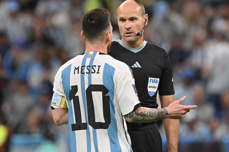 Regresó a casa el árbitro del partido mundialista Argentina vs. Holanda